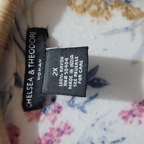 ⭐️Chelsea & Theodore floral top size 2X - Picture 3 of 4